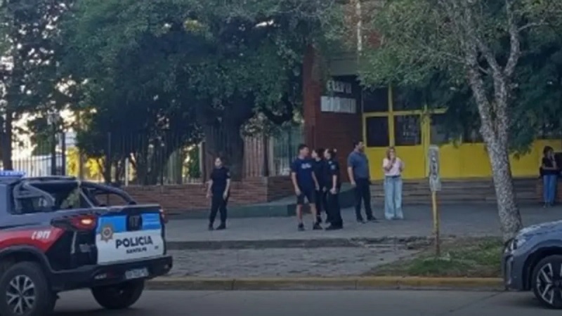 Un alumno de 15 años entró armado al colegio y mató a un compañero en Santa Fe